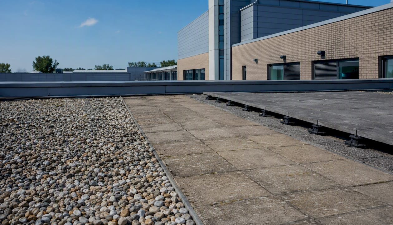 Ballastlaag bestaande uit grind, betontegels of tegels geplaatst op dragers