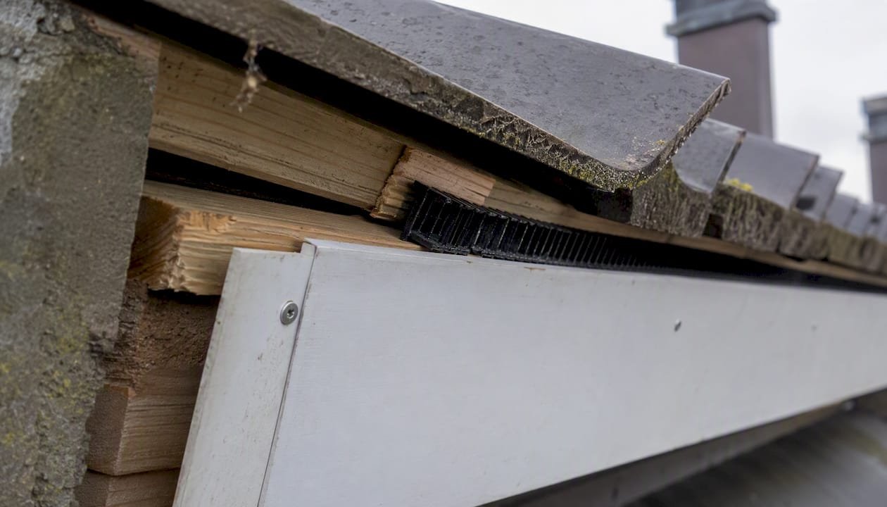 Een ventilatieopening met een ventilatiestrip onder de boeiboord zorgt voor een goede luchtcirculatie en voorkomt vochtproblemen.