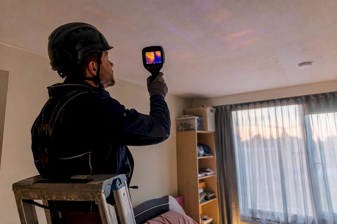 Dakdekker gebruikt warmtebeeldcamera op zolder