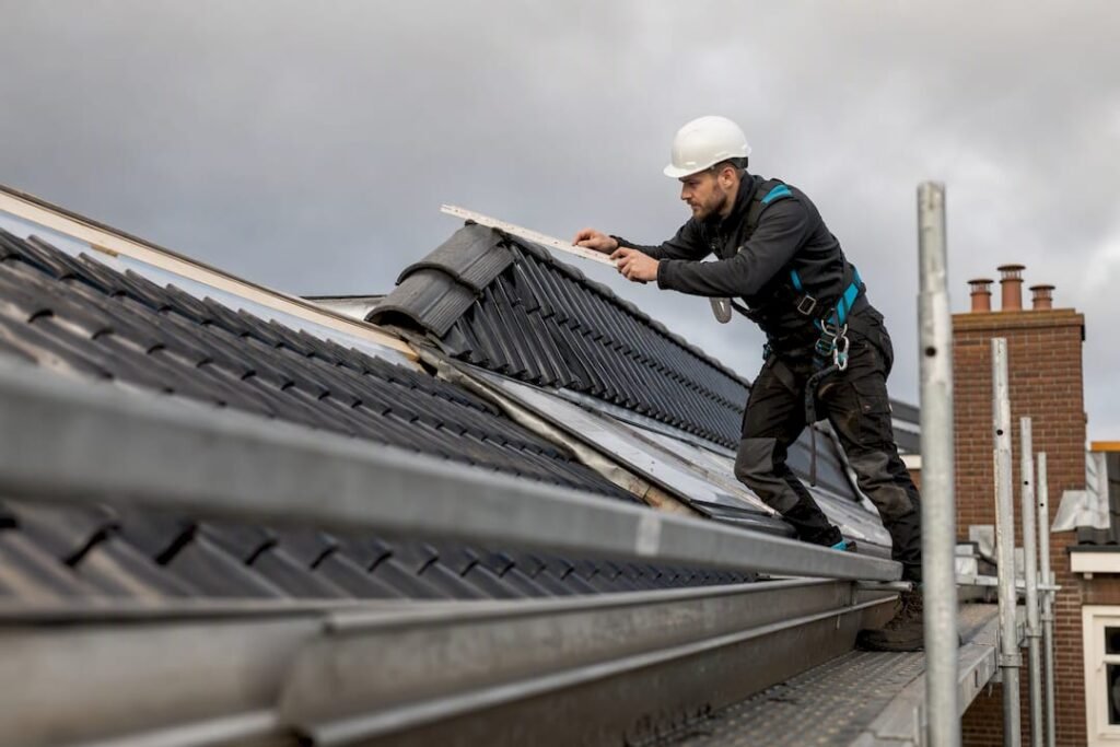 Dakdekker inspecteert dakvorm tijdens renovatie