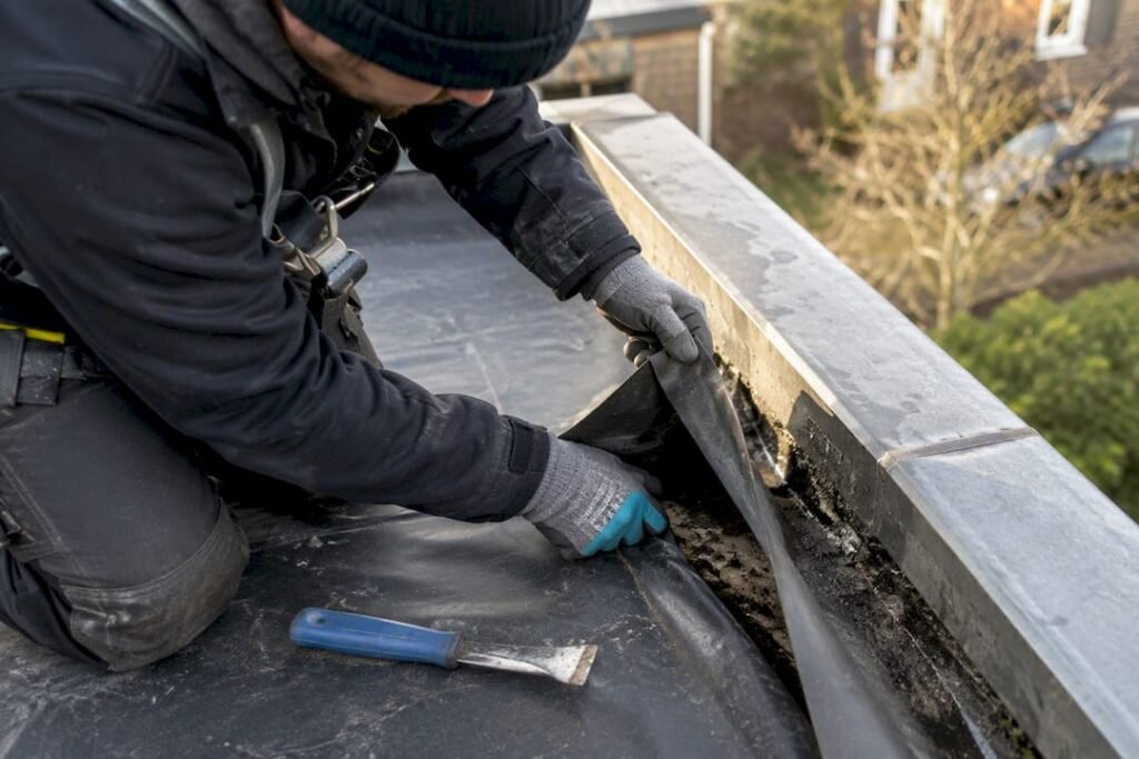 Dakdekker controleert EPDM-folie op wortelbeschadiging
