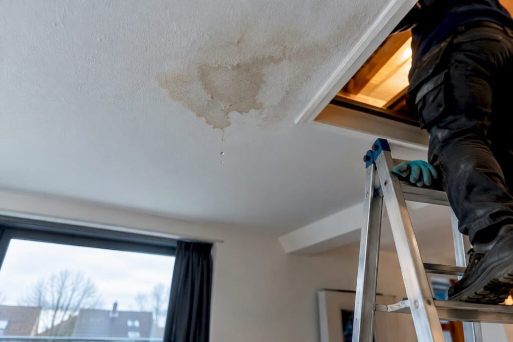 Vochtvlek in het plafond door een lek in het dak