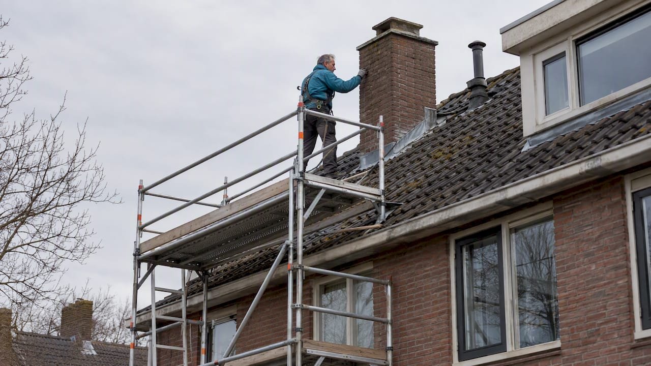 Met de steiger is de schoorsteen op het steile dak bereikbaar